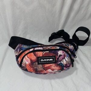 Nwot Dakine Hip Pack Floral Boho Garden Wallflower Black Color Waist Fanny Pack